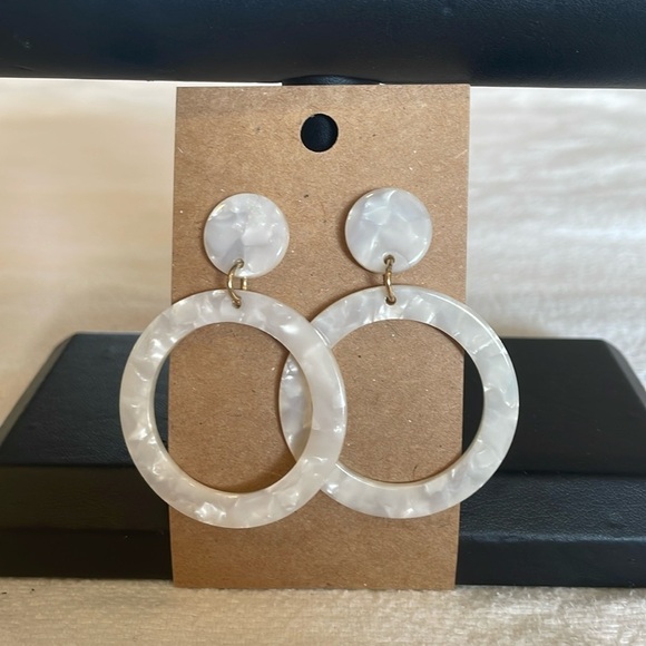 Jewelry - 💐5/25 lightweight, iridescent, pearl open circle front, flat hoops, large bold